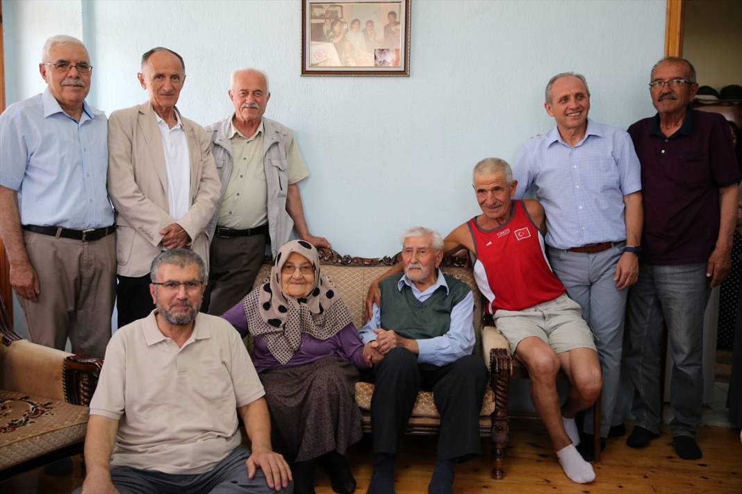 Konya’da yurttaki çocuklar "Mehmet Ali baba"larının 100. yaşını kutladı 7